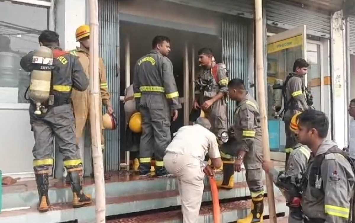 अलीगढ़: केनरा बैंक में लगी भीषण आग, दमकल कर्मियों ने मशक्कत के बाद पाया काबू